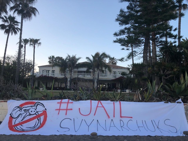 "Нацкорпус" провів акцію протесту біля маєтків Порошенка і Гладковського в Іспанії